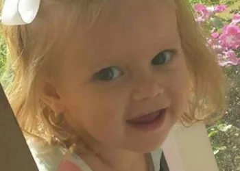 MENINA DE 2 ANOS VOMITA SANGUE, FICA AZUL E MORRE NO HOSPITAL: MÉDICOS ALERTAM SOBRE PERIGOS OCULTOS EM CASA.