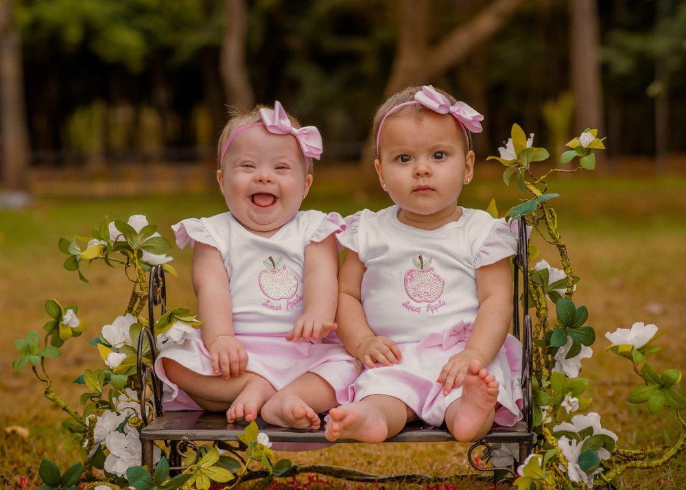 Em caso raro, mãe tem gêmeas e uma delas nasce com Síndrome de Down: ‘Descobri apenas no dia do parto’