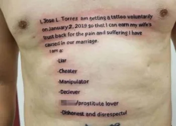 Homem trai esposa e faz tatuagem para mulher perdoar a traição;veja