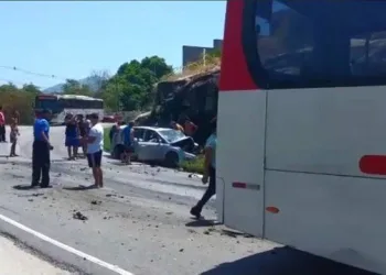 ATUALIZANDO!! ACIDENTE COM ÔNIBUS E CARRO EM BARRA DE GUARATIBA DEIXA TRÊS FERIDOS!!