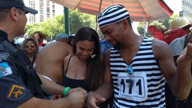 Casal fica preso por algema ao usar fantasia de policial e ladrão