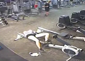 Câmera registra momento em jovem sofre ataque cardíaco durante exercício em academia