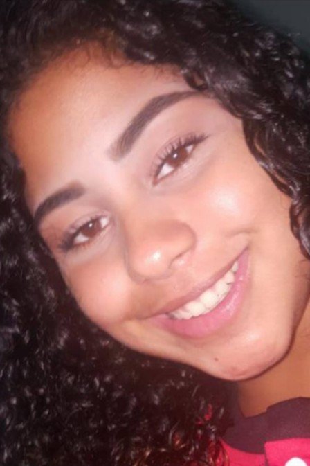 Garota de 15 anos é morta a tiros em casa no RJ