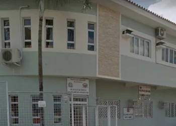 Mulher é estuprada e acorda em terreno baldio após pedir Uber