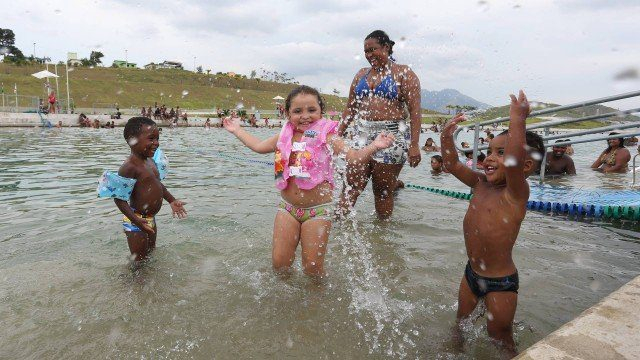 Veja um roteiro de piscinas públicas e privadas para afogar o calor do verão no Rio