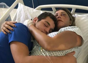 Rayron Gracie aparece abraçado com mãe vítima de agressão