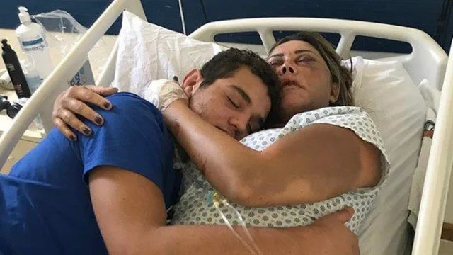 Rayron Gracie aparece abraçado com mãe vítima de agressão