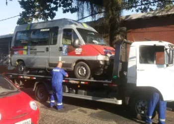 Prefeitura autua 51 veículos e remove 14 vans em Bairros na Zona Oeste