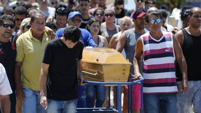 Sétima vítima fatal das chuvas é enterrada neste domingo!! Barra de Guaratiba de luto