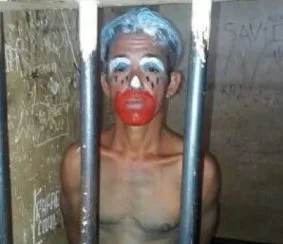 Homem se pinta de palhaço, corta os pulsos e ameaçar passar aids para as pessoas