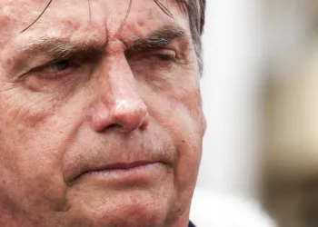 No Planalto, Bolsonaro diz que dorme com a arma ao lado da cama