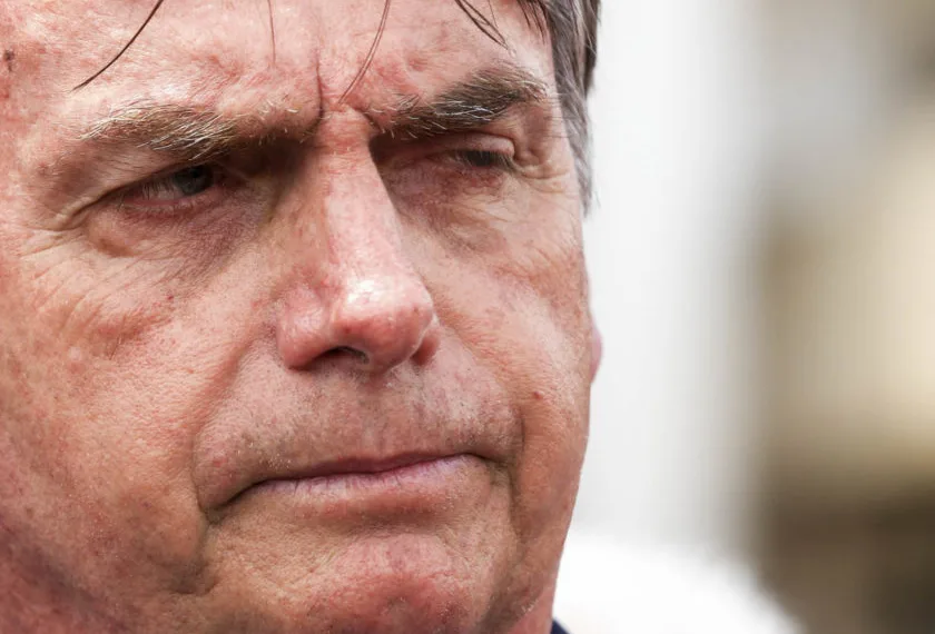 No Planalto, Bolsonaro diz que dorme com a arma ao lado da cama