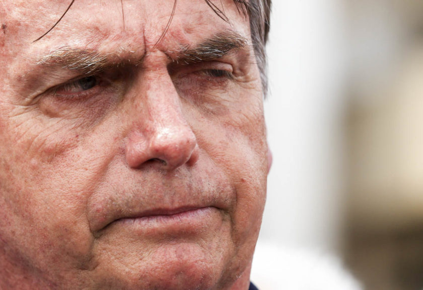 No Planalto, Bolsonaro diz que dorme com a arma ao lado da cama