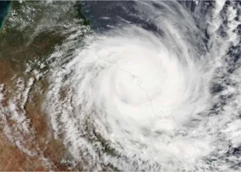 Ciclone chega ao Brasil nesta segunda-feira (25) e população se prepara para o pior