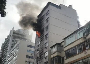 Vídeos assustadores mostram incêndio em edifício no RJ