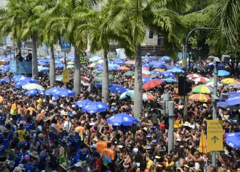 Monobloco arrasta multidão no último dia de carnaval de rua no Rio