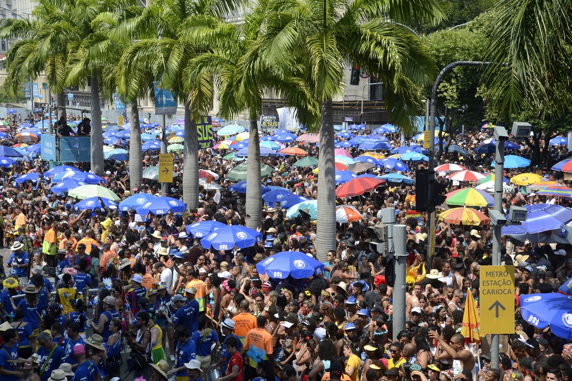 Monobloco arrasta multidão no último dia de carnaval de rua no Rio