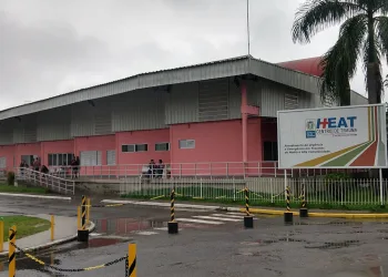 PM e uma mulher são baleados no RJ