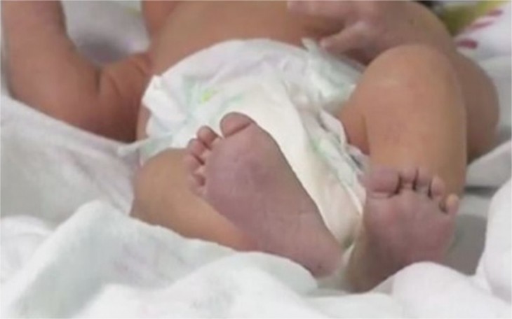 BEBÊ É ENCONTRADO DENTRO DE LIXEIRA NO RJ
