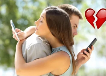 Jovem descobre que namorada o traía com os amigos graças a um aplicativo que muitos celulares têm