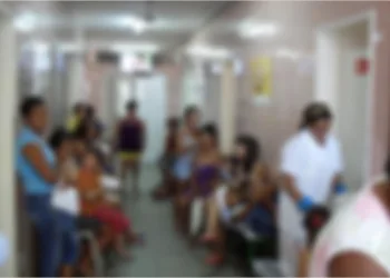 Menino morre em corredor de hospital e família se revolta: Quantas crianças vão ter de morrer?