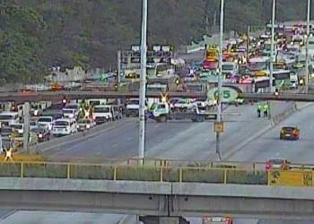 Tombamento de carreta interdita trânsito na Avenida Brasil