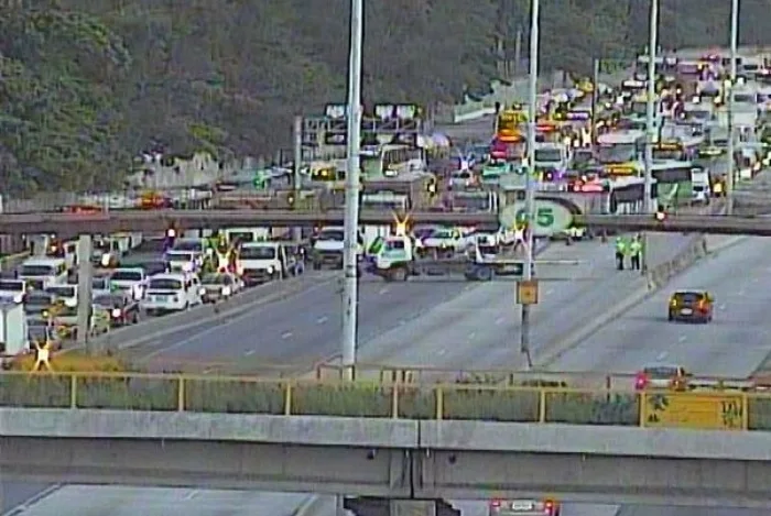 Tombamento de carreta interdita trânsito na Avenida Brasil