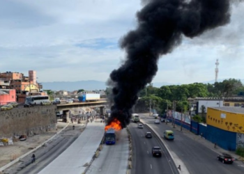 ÔNIBUS PEGA FOGO NA AVENIDA BRASIL