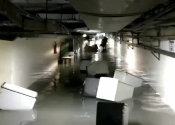 Teto da emergência de hospital no RJ desaba com a chuva