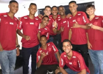 Flamengo estreia com sobreviventes do incêndio no Ninho