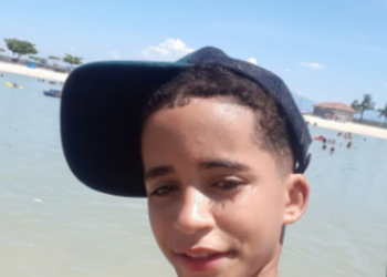 GAROTO MORRE ATINGINDO POR BALA PERDIDA NO RJ