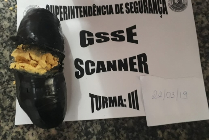 Agentes flagram preso tentando entrar com meio quilo de pasta de cocaína no ânus