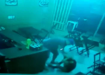 Vídeo: PM agride violentamente funcionária de lanchonete na Zona Oeste