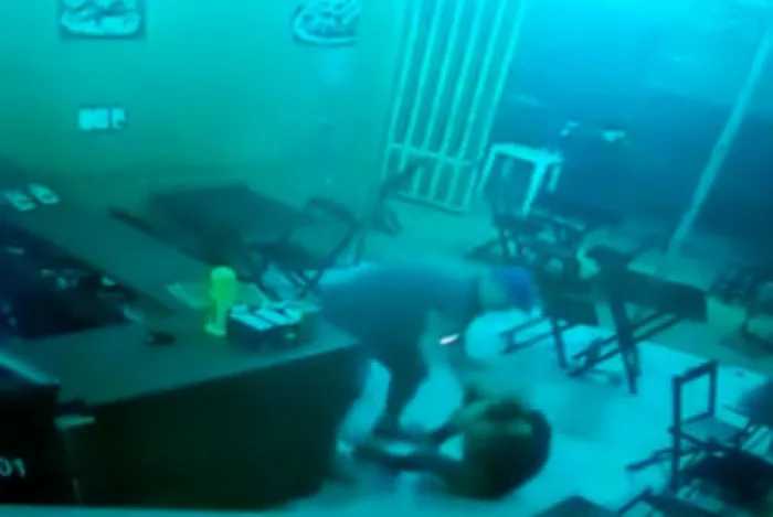 Vídeo: PM agride violentamente funcionária de lanchonete na Zona Oeste