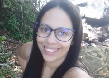 Bebê morre após a bolsa da mãe se romper e médico a mandar voltar para casa