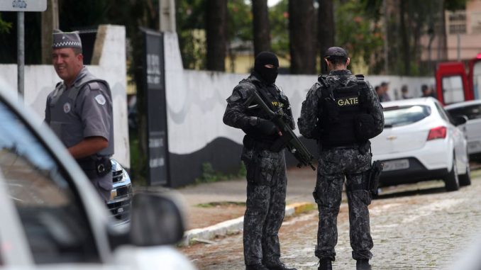 Atiradores usaram revólver e arma medieval durante ataque em Suzano