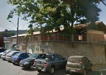 Aluno atira em frente a escola após colegas espalharem boato que era gay