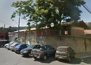 Aluno atira em porta de escola,após ser alvo de boatos por colegas