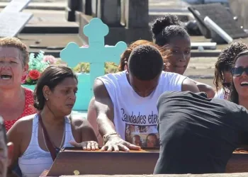 MULHER MORTA PELO EX-MARIDO EM NA ZONA OESTE É ENTERRADA