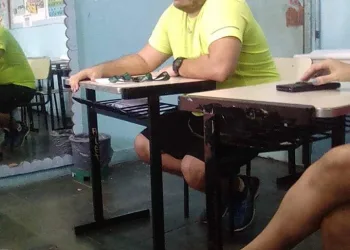 AS MÃES ESTÃO COM MEDO DESSE PROFESSOR EM ESCOLA NA ZONA OESTE