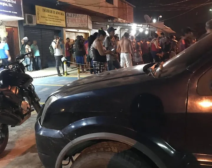 URGENTE!!Criminosos passam atirando em bar e deixam mortos e feridos em bar no RJ!!(FOTOS)