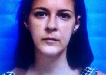 MULHER É PRESA APÓS MATAR A FILHA AFOGADA EM PISCINA NO RJ