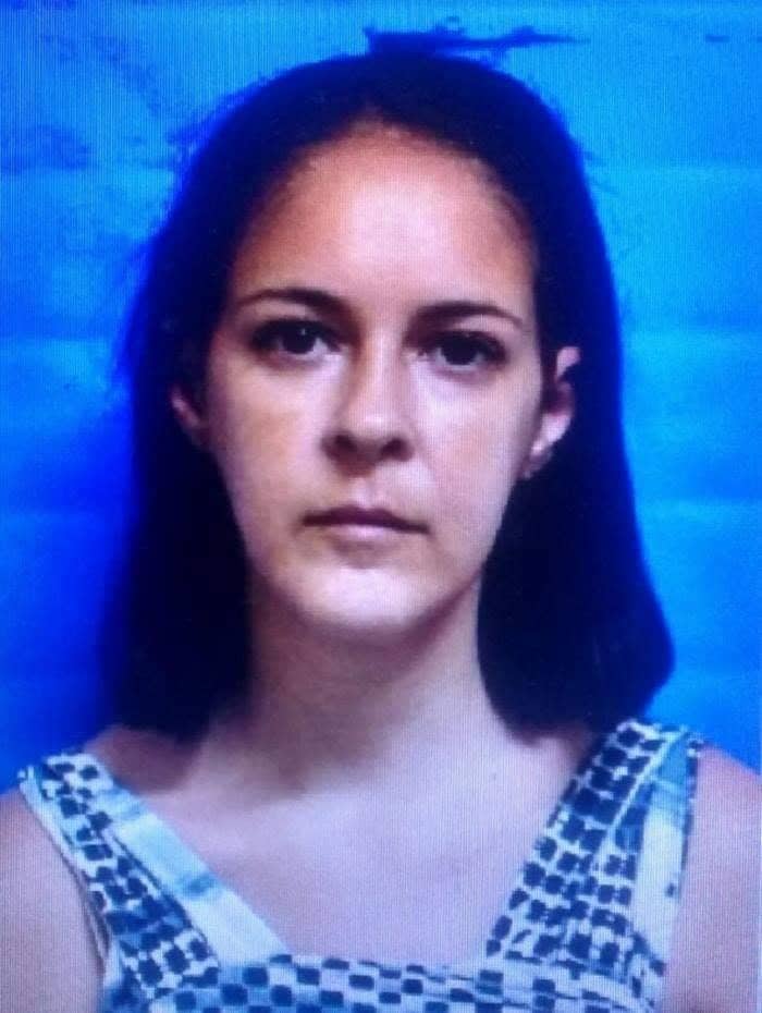 MULHER É PRESA APÓS MATAR A FILHA AFOGADA EM PISCINA NO RJ