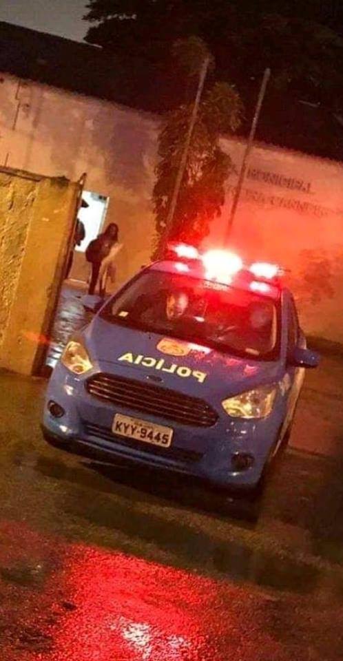 HOMEM INVADE ESCOLA NO RJ