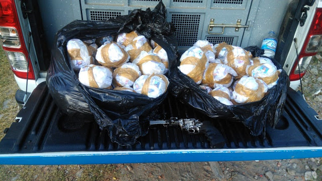 PM apreende 10 mil pinos de cocaína em praia do RJ