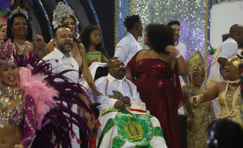 Homenageado pela X-9 Paulistana, Arlindo Cruz desfila em São Paulo