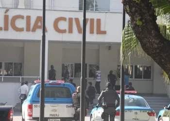 Corpo de menina de 14 anos é encontrado em porta-malas de carro no RJ