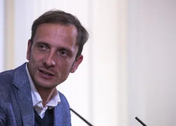 Defensor do movimento antivacinas é internado com catapora
