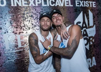 Neymar teria saído da casa de Anitta após dar selinho em cachorro