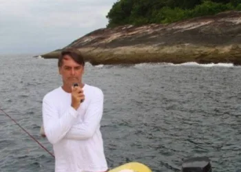 Ibama exonera servidor que multou Bolsonaro durante pescaria
